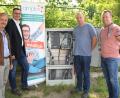 Von acht solcher Verteilerkästen fließt das "schnelle Internet" über Glasfaser bis ans Haus. Die Abnahme erfolgte durch Bürgermeister Hubert Zwack (links). Dass das Projekt zu einem guten Ende gebracht werden konnte, darüber freuten sich (von rechts) Projektleiter Eduard Maier, der technische Leiter Thomas Faltl und der Kommunalbetreuer Robert Scholz.  	Bild: frd