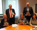 Viel Lob für den neuen Pflegeleitfaden gab es von Oberbürgermeister Kurt Seggewiß und Landrat Andreas Meier (stehend, von links). Erstellt haben die Schrift (sitzend, von links) AOK-Pflegeberaterin Gerti Späth und die Gleichstellungsbeauftragten Brigitte Menzel und Monika Langner.	Bild: sbü