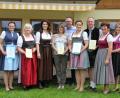 Drei "Goldene Gockel" für das Stiftland: Von links: Elisabeth und Monika Bauer ("Meuerhof"), Staatsministerin Michaela Kaniber, Sigrid und Alfons Schnurrer ("Romantikpension Frank'n Hof", Neualbenreuth), Franziska und Christian Schedl ("Gowerlhof", Tirschenreuth) sowie Vorsitzende Gerda Walser und stellvertretende Vorsitzende Angelika Soyer vom Landesverband Bauernhof- und Landurlaub.	Bild: exb/Landwirtschaftsminsterium