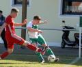 Mit dem Heimspiel gegen den 1. SC Feucht beendet der SV Mitterteich am Samstag die Landesliga-Saison 2017/18. Gefährdet ist der Einsatz von Simon Hecht (rechts), der sich die Nase gebrochen hat.  	Bild: Gebert