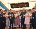 Mit der ersten Mass Bier stießen die Ehrengäste mit den Organisatoren auf ein gutes Gelingen der vier Festtage an. Vorsitzender Christian Scherr (von rechts), die Vertreter der Genossenschaftsbrauerei Rötz, Festbraut Helena Streck, Finanzminister Albert Füracker, Ehrenschirmherrin Bürgermeisterin Sonja Meier, Schirmherr Landrat Thomas Ebeling, Festmutter Anette Pößl und Festleiter Josef Wutz wünschten ein gutes Gelingen.  	Bilder: bej (2)