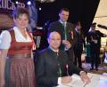 Heimat- und Finanzminister Albert Füracker trägt sich in das Goldene Buch der Marktgemeinde Winklarn ein. Über diese Erinnerung freuen sich Bürgermeisterin Sonja Meier und Landrat Thomas Ebeling.  	Bild: bej
