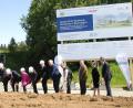Ein Klassiker: Viel Prominenz beim Spatenstich für ein sportliches Großprojekt in Bischofsgrün.  	Bild: gis