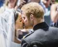 Prinz Harry küsst seine Frau Meghan nach der Trauung auf den Stufen der St.-Georgs-Kapelle. Prinz Harry of Wales hat Meghan Markle geheiratet. Foto: Danny Lawson/PA Wire/dpa