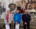 Ehrungsurkunden gab es in Gößweinstein für Sigrid Steffey und Lothar Hasenstab, die 30mal an der Wallfahrt teilgenommen hatten. Pilgerführer Peter Ziegler (rechts) gratulierte den Geehrten.