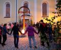 Bild: Neumann, Jochen
Meditativer Tanz um das gesegnete Pfingstfeuer vor der Pfarrkirche.