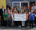 Mit der Aktion "Spende statt Gegengeschenke" erzielen die diesjährigen Kommunionkinder aus Schnaittenbach und Kemnath einen Rekorderlös von 900 Euro. Den Scheck übergeben die Mädchen und Buben in Anwesenheit von Pfarrer Josef Irlbacher (links) und Pastoralassistent Andreas Hornauer (hinten rechts) an die Vorsitzende der Selbsthilfegruppe krebskranker Kinder, Petra Waldhauser (vorne rechts).  	Bild: ads