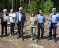 Die symbolische Übergabe des Förderbescheids am künftigen Standort der Marienkapelle mit (von links) Bürgermeister Max Bindl, Landrat Wolfgang Lippert, Pater Benedikt Leitmayr als Vertreter des "Konnersreuther Rings", Robert und Juliane Kutzer, Forstdirektor Gerhard Schneider und Wolfgang Wenisch vom Initiaktivkreis Tirschenreuth.  	Bild: jr