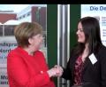 Viel Interesse an dem Auslandspraktikum, das Theresa Sollner (re) absolvierte zeigte Bundeskanzlerin angela Merkel.