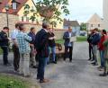 Städteplaner Klaus Stiefler (Sechster von rechts) liässt im Bauausschuss das nun angeschlossene Projekt am unteren Stadtplatz Revue passieren.  	Bild: stg