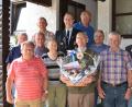 Soledad und Horst Huber feiern mit den ehemaligen Lokführerkollegen und dem Vertreter der 7er-Kameradschaft ihre Geburtstage.  	Bild: hcz