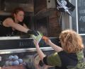 Reich doch mal rüber: Der "Foodtruck-Event" in den Naabwiesen lässt keine Wünsche der Fans von Barbecue und Burger offen.  	Bilder: Kunz (2)