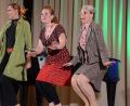 Für einen Mann kann man schon mal in die Knie gehen, meinen die "Drei Weibsbilder". Die Frauen spielen vor nur 25 Zuschauern im Evangelischen Vereinshaus. 	Bild: Kunz