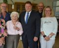 Ihren 90. Geburtstag feierte am Samstag Margareta Bügelmeyer (Dritte von links). Dazu gratulierten (von links) Gabriele und Detlef Tripke, 2. Bürgermeister Stefan Grillmeier sowie Norbert und Karin Bügelmeyer.  	Bild: jr