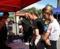Das Land der „1000 Teiche“ stellten Stefanie Wenisch und Fabian Polster (2. bzw. 3. von links) interessierten Wanderern vor. Über die Arbeit der Geoparkranger und ihr Arbeitsumfeld informierte Joachim Fürnrohr (links). Bild: wro