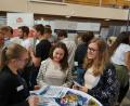 Schüler und Unternehmensvertreter führen bei der Studienmesse am Otto-Hahn-Gymnasium viele interessante Gespräche.  	Bild: fph