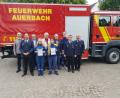 Die Siegergruppe Jugendfeuerwehr Wolfsbach 3 stellt sich mit den Ehrengästen zum Gruppenbild: Landtagsabgeordneter Harald Schwartz, Kreisjugendwart Sven Schmidt und Bürgermeister Joachim Neuß (von links) Kreisbrandrat Fredi Weiß, stellvertretender Kreisjugendwart Daniel Pohl (von rechts), stellvertretender Landrat Martin Weiß und Landtagsabgeordneter Reinhold Strobl (beginnend Dritter von rechts hinten).  	Bild: Kreisjugendfeuerwehr AS