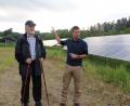 Gut aus betriebswirtschaftlicher Sicht und noch besser für unsere Zukunft: Manfred Klemm (links) und Hubertus von Eyb klären über das Betreiben einer PV-Anlage auf. Bild: Dagmar Williamson