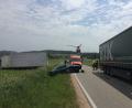Nach dem folgenschweren Zusammenprall, den ein missglückter Überholvorgang ausgelöst hatte, musste einer der Unfallbeteiligten mit dem Rettungshubschrauber abtransportiert werden. 	Bilder: mab (2)