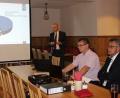 Beim Informationstreffen erläuterten (von rechts) Verwaltungsleiter Peter Hartl, Bürgermeister Martin Birner und Wirtschaftsprüfer Andreas Pritschet die Möglichkeiten für eine Wohngenossenschaft.  	Bild: pko