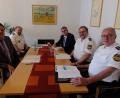 Zum Kriminal- und Verkehrsbericht treffen sich im Vilsecker Rathaus (von links) Bürgermeister Hans-Martin Schertl, Polizeihauptkommissar Manfred Plößner, Bürgermeister Norbert Bücherl, Erster Polizeihauptkommissar Manfred Weiß und Hauptkommissar Arno Schäffler.  	Bild: zip