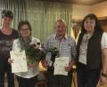 Bei der Reitsportgemeinschaft gibt es Urkunden für (von links) zweite Vorsitzende Agathe Platzer, Inge Iberl, Ottmar Iberl und Vorsitzende Christa Bauer.  	Bild: ptz