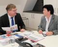 OB Michael Cerny und Pflegeexpertin Birgit Hübner im Gespräch über Hilfsangebote, die es für pflegende Angehörige gibt.  	Bild: Susanne Schwab