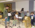 Aktive Musiker der Blaskapelle lassen Kinder und Lehrer der Grundschule Ammerthal an ihren Instrumenten üben.	Bild: mof