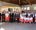 BRK-Wachleiter Richard Cruz (rechts) mit seinen Mitarbeitern und den Gästen bei der Inbetriebnahme und Segnung des neuen Rettungswagens in der Rettungswache Tirschenreuth. 	Bild: exb