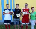 Patrick Etterer von der Mannschaft "Maschinenring Kaitzerschloch", Manuel Heining vom Team "Bauwong Kaitzerschloch" und Sebastian Sirtl vom SV Riglasreuth freuen sich beim Lebendkickerturnier über die Geldpreise, die Vorsitzende Sonja Saar (von links) überreicht.