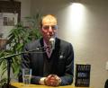 Erzählt so spannend wie er schreibt: Horst Eckert untermauerte im Capitol-Foyer seinen Ruf als Meister des anspruchsvollen Politthrillers.  	Bild: aks
