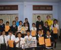 In der Schule der Don-Bosco-Salesianer tragen die Kinder einheitliche Keidung. Bei seinem letzten Besuch in Zubza geben die Heranwachsenden Hans Rupprecht (hinten, links) Dankschreiben für die Pateneltern mit.  	Bild: