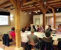 Zentrales Thema der Gemeinderatssitzung in Etzelwang war die Planbesprechung zur Dorferneuerung mit Architekt Markus Rösch (links). Die Ergebnisse eines Bodengutachtens zeigen: Die bisher geplante Bebauung mit einem Mehrzweckgebäude entfällt oder muss deutlich reduziert werden, da der Boden nicht die nötige Tragfähigkeit besitzt und eine entsprechende Bodensanierung sehr teuer ist.  	Bild: csk
