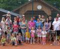 Norbert Schecklmann (links), dem Vorsitzenden der Tennisfreunde Oberbibrach, ist es wichtig, dass sich große und kleine Spieler bei dem Schnuppertraining wohlfühlen. Die Regie des Trainings übernimmt Frank Prechtl (rechts).	Bild: hai