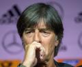 Überlegt Bundestrainer Joachim Löw den Ablauf des Trainingslagers? Ab Mittwoch geht es für die deutschen Fußball-Nationalspieler zur Einstimmung auf die Weltmeisterschaft nach Südtirol.  	Bild: F. Gambarini/dpa