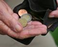 Eine Rentnerin hält einen Geldbeutel mit verschiedenen Euromünzen. Die IG Metall hat vor der Vorstellung der Rentenkommission der Bundesregierung ein steigendes Rentenniveau in Deutschland gefordert. Symbolbild: Karl-Josef Hildenbrand/dpa