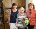 Bild: NJN
Karoline M&uuml;ller feierte ihren 90. Geburtstag. Die Gr&uuml;&szlig;e der Stadt &uuml;berbrachte dritte B&uuml;rgermeisterin Sonja Heindl (rechts). Mit auf dem Bild Tochter Birgit Kraus (links).