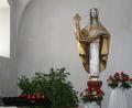 Die Rita-Kapelle im Nordflügel der Fuchsmühler Wallfahrtskirche ist ein gerne besuchter Ort der Gläubigen. Mit Rosen geschmückt präsentiert sie sich auch heuer wieder zum Ritafest.  	Bild: wro