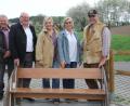 Auf Initiative von Elke Reinhart (Bildmitte) spendete der Rotary Club Oberpfälzer Wald eine Sitzbank für den Spielplatz "Pfälzer Weg". Bei der offiziellen Übergabe waren (von links) Josef Wutz, Bürgermeister Heinz Weigl, Regina Frauendorfer und Rotary-Präsident Uwe Spandau dabei.  	Bild: frd