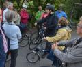 Baudezernent Oliver Seidel (Vierter von rechts) erläutert den Grünen seine Ansichten über Grünzüge in einer Stadt.  	Bild: Kunz