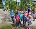 Mit ihrem Bollerwagen machen sich der Pfingstlümmel, der Bauer und viele Kinder auf den Weg durch Wolfring. 	Bild: nib