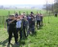 Aufstellung nehmen und das Ziel anvisieren - die Schüler versuchen sich mit Pfeil und Bogen.  	Bild: hfz