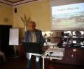 Adalbert Busl erläuterte anhand der mitgebrachten Bilder auch die Größe und Gliederung des Wiesauer Lagers. Bild: wro