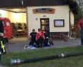 Die Feuerwehrleute aus Oberlind üben fast bis Mitternacht.	Bild: dob