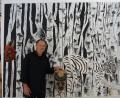 Das Zebra im Birkenwald. Auch ansonsten vereint Wigg Bäuml in seiner aktuellen Ausstellung im "Kunstraum Wigg" in Kallmünz afrikanische Kunst und eigene Werke sehr harmonisch.  	Bild: Wolke