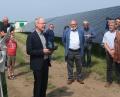 Die Geistlichen Leo Feichtmeier und Paul Warkentin (von links) segneten die Freiflächen-Photovoltaikanlage bei Fronberg.