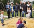 Der Vorsitzende der Jungen Union Oberviechtach, Philipp Troppmann (Dritter von rechts), freute sich beim Spielefest der Jungen Union auch über viele Ehrengäste. Landrat Thomas Ebeling (links) und MdL Alexander Flierl (Mitte) testeten ebenfalls die Spielestationen.	Bild: (weu)