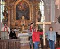 Mit zwei Holzbalken wird in dem ökumenischen Pfingstgottesdienst ein Kreuz gebildet - als Symbol, dass Katholiken und evangelische Gläubige dennoch viele Gemeinsamkeiten haben.  	Bild: rgr