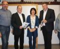 FW-Ortsvorsitzende Elisabeth Streng übergibt an Bezirkstagskandidat Holger Götz (Zweiter von links) und Landtagskandidat Bernhard Schmidt (Zweiter von rechts) die Mitgliederzeitung. Mit im Bild die stellvertretenden Ortsvorsitzenden Walter Zimmermann (links) und Dominik Kugler.	Bild: exb
