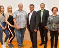 Für langjährige Treue ehrt die Narrhalla Rot-Gelb die Mitglieder Vanessa Igl, Christine Streber, Oliver Fiebig, Präsident Jürgen Mühl, Schatzmeister Reinhard Scharl, Hannelore Schötz und Manfred Strunz (von links).  	Bild: zig